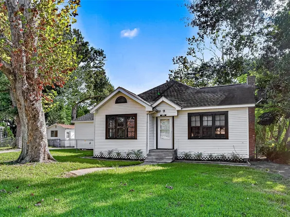 321 S Arcola St, Angleton, TX 77515