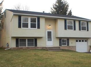 5 Heritage Cir, Farmington, NY 14425