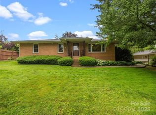 107 Edgehill Rd, Hendersonville, NC 28739