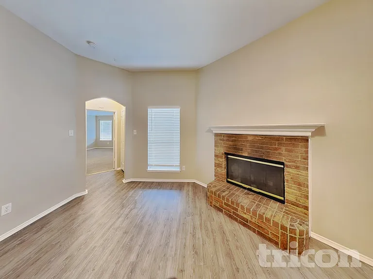 1563 Nottingham Dr — Photo 2