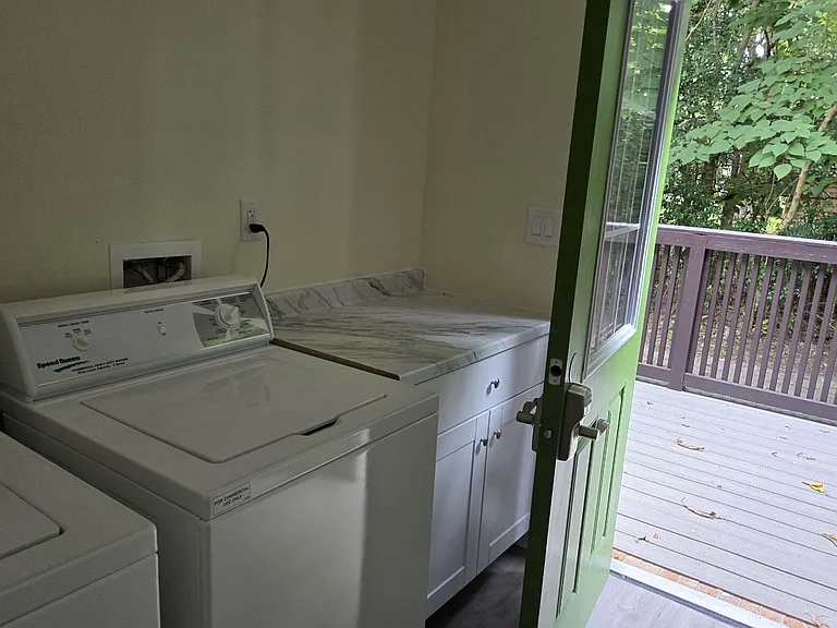 1071 White Ave — Photo 16