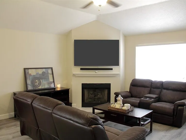1803 Edinburg Ave — Photo 8