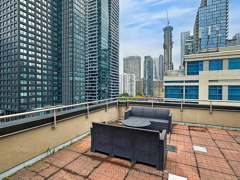 555 Yonge St #302 — Photo 24