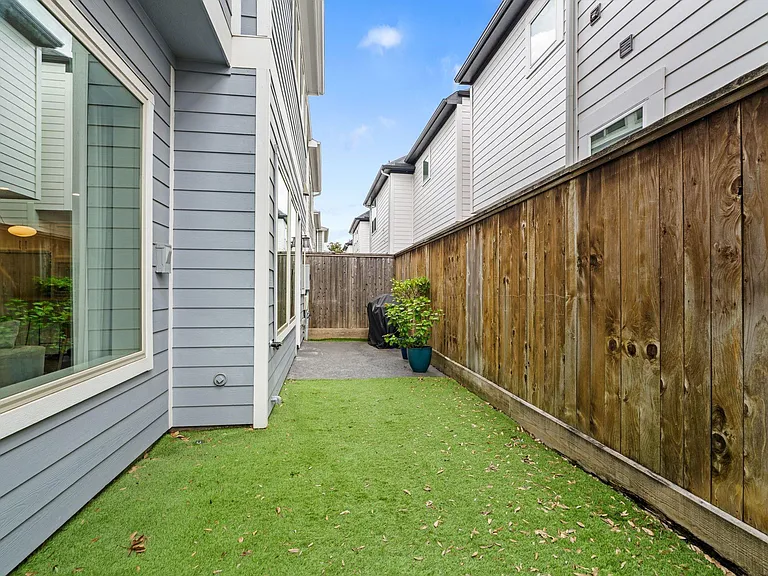 8904 Aventino Way — Photo 15