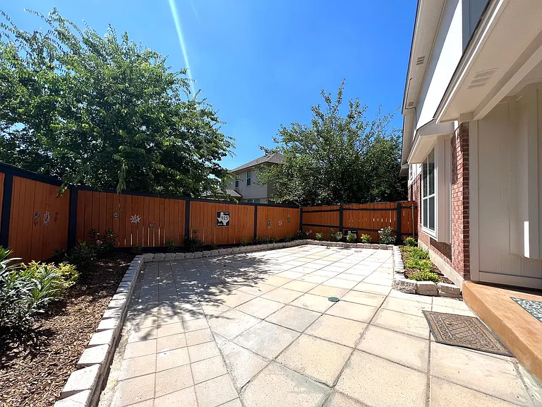 2106 Huxley Ln — Photo 30
