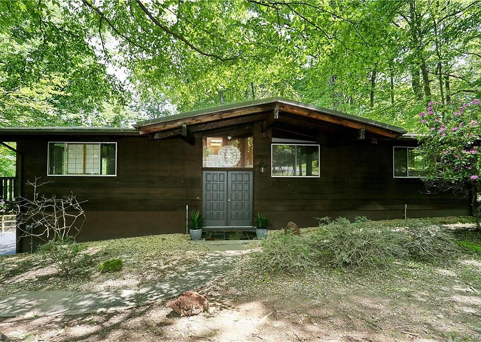 1st image of 4 Wood Ln