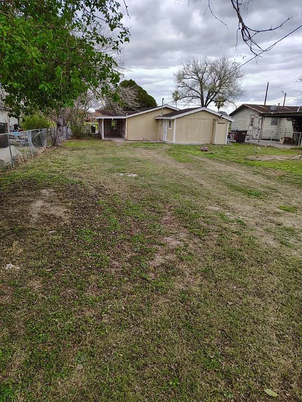 Building Photo - 815 E Santa Gertrudis St