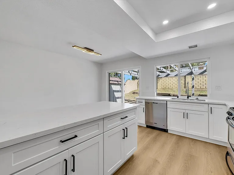 1052 W Quince St — Photo 12