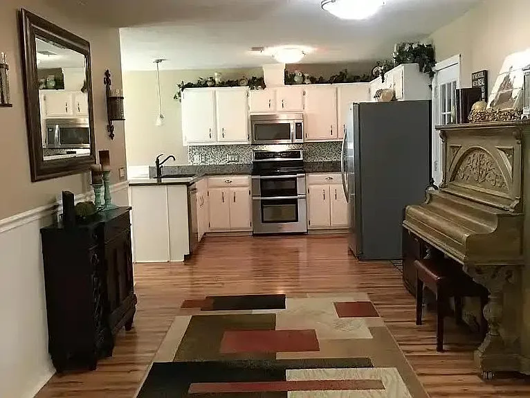 3 bed, 2188 sqft, $2,000 — Photo 4