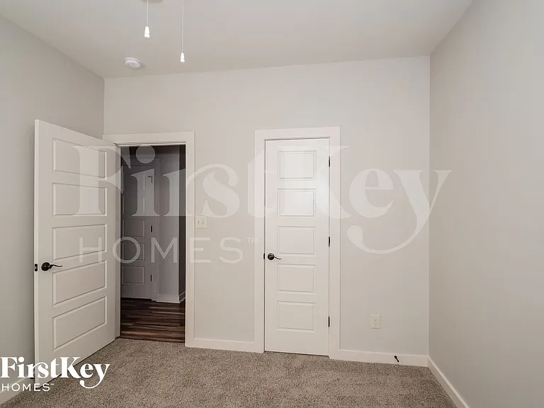 810 Hawthorn Ln — Photo 12