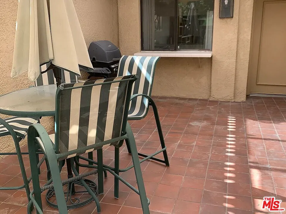 1 bed, 1.5 bath, 854 sqft, $2,100 — Photo 2