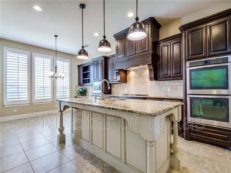 7509 Rockyford Dr — Photo 2