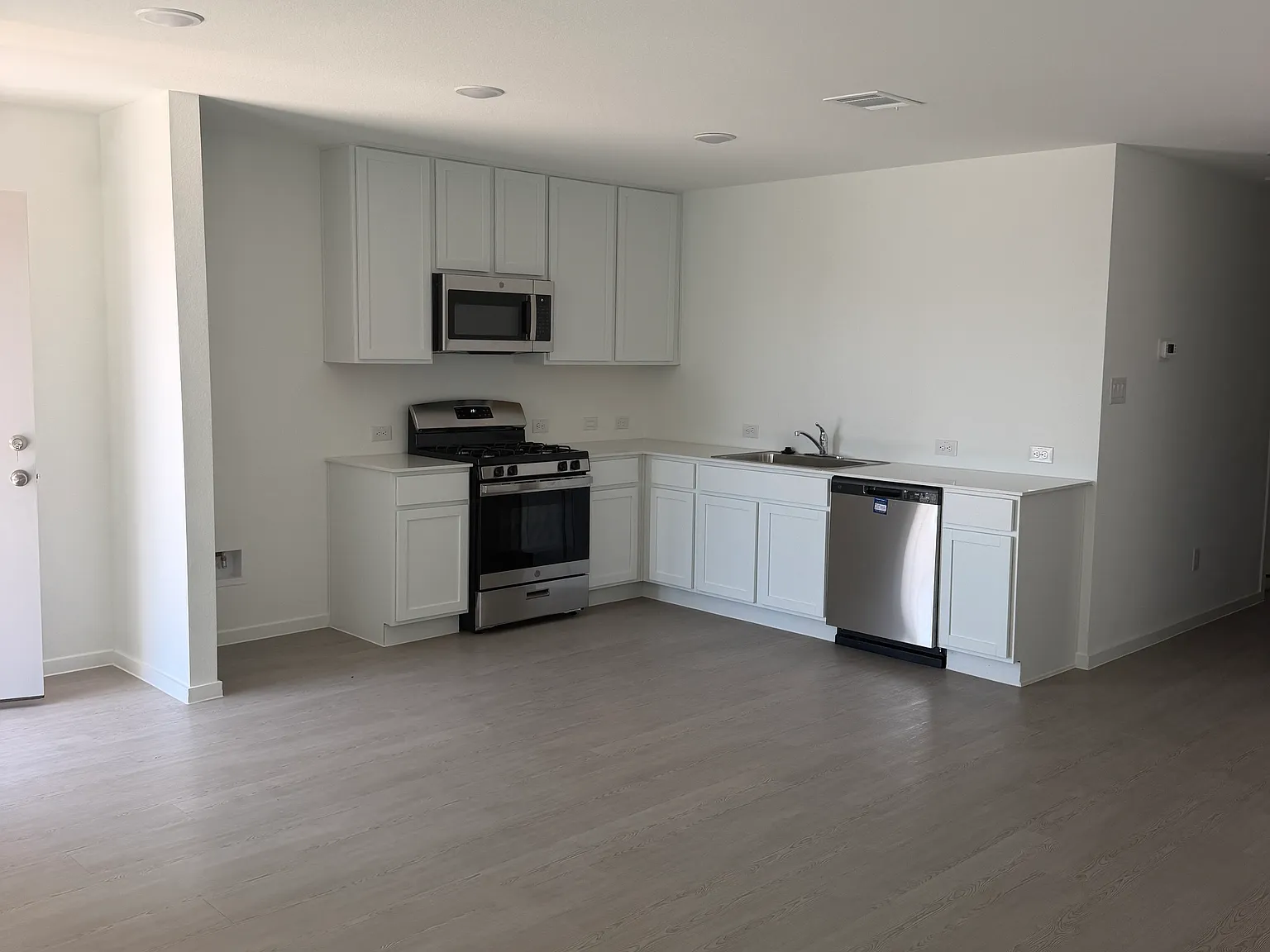 3 bed, 1049 sqft, $1,200 — Photo 2