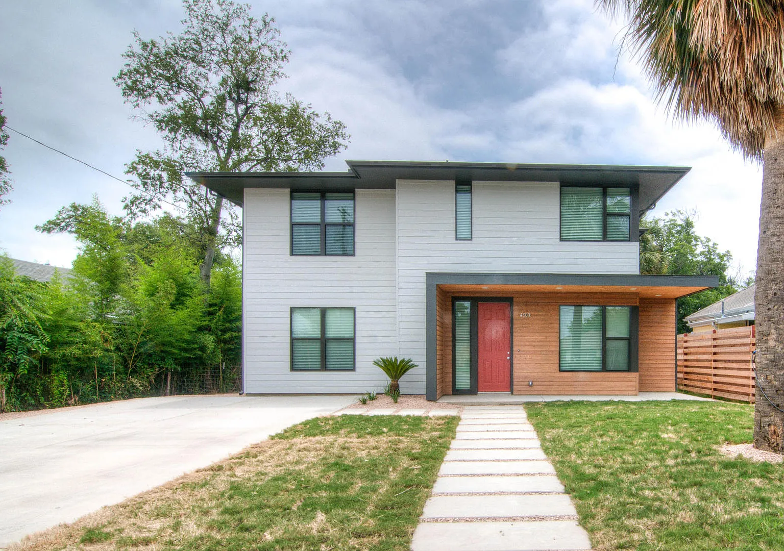 Ut Pre-Lease: North Campus House, 2014 Construction, Custom Kitchen, Across From The Ut Red River... — Photo 4