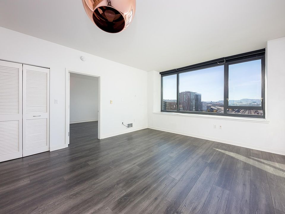 1st image of 260 King St Unit 745