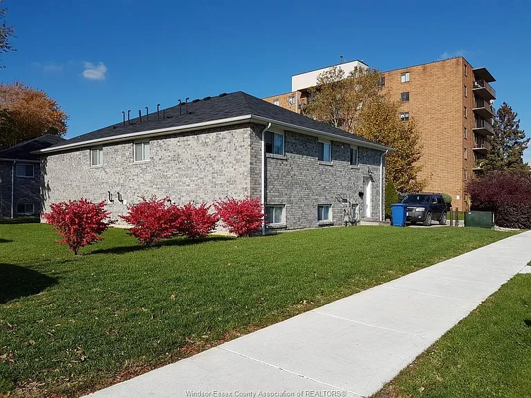 675 Chippawa St #1 — Photo 14