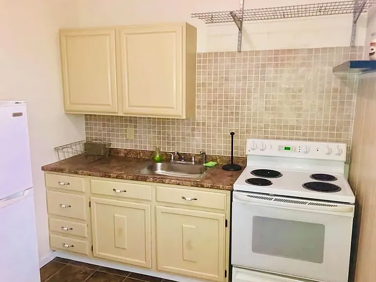 913 Nott St — Photo 2