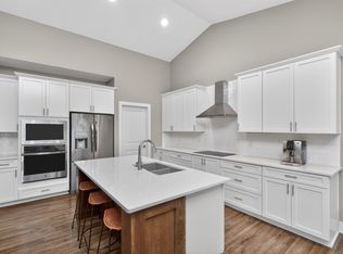 135 SE Silver Pointe Dr, Waukee, IA 50263