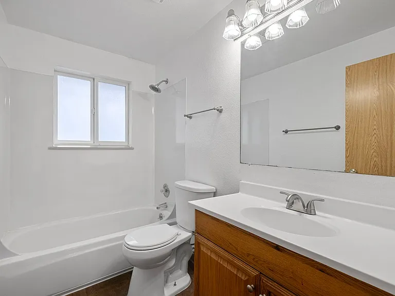 Manhattan Apartments - Normandy Park — Photo 18