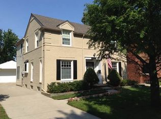 1610 Ford Ct, Grosse Pointe Woods, MI 48236