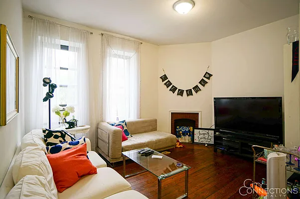 Rented by City Connections Realty | media 24