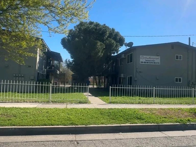334 R St — Photo 2