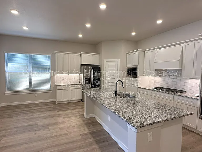 2915 Tractor Ave — Photo 3