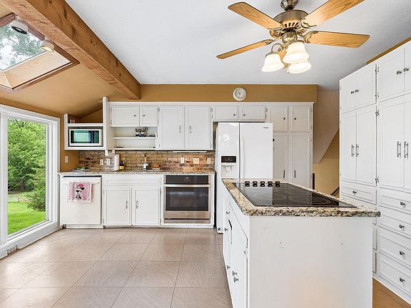 5th image of 220 Cloverdale Dr