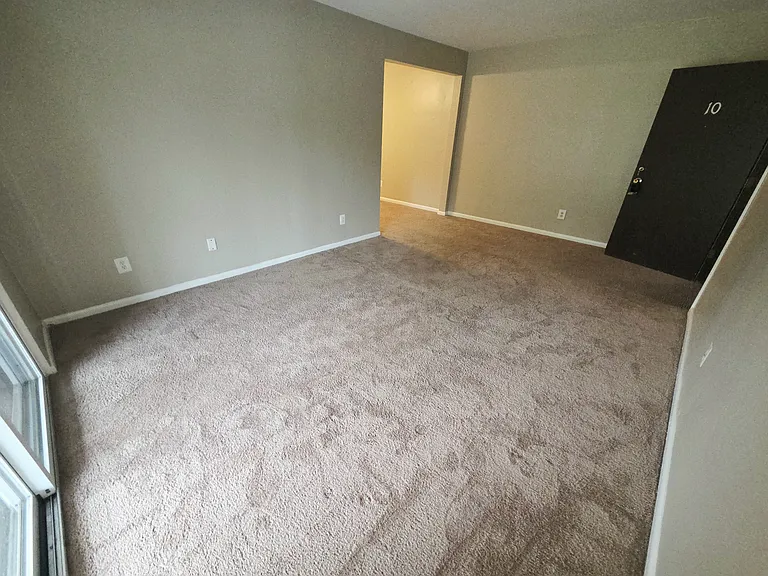 111 Pine Dr #10 — Photo 3