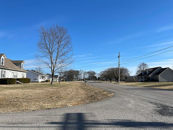 5th image of 212 Applewood Ln