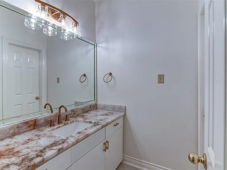90 Heathrow Ln — Photo 20