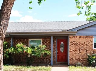 1302 9th St, Shallowater, TX 79363
