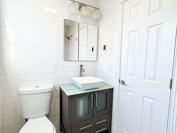 3rd image of 33 Conklin St Floor 2