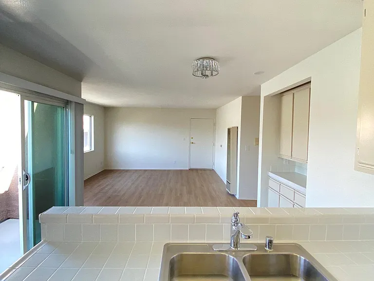 564 N Ardmore Ave #9 — Photo 6