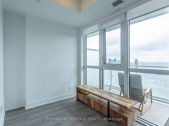 4th image of 7 Grenville St #3707
