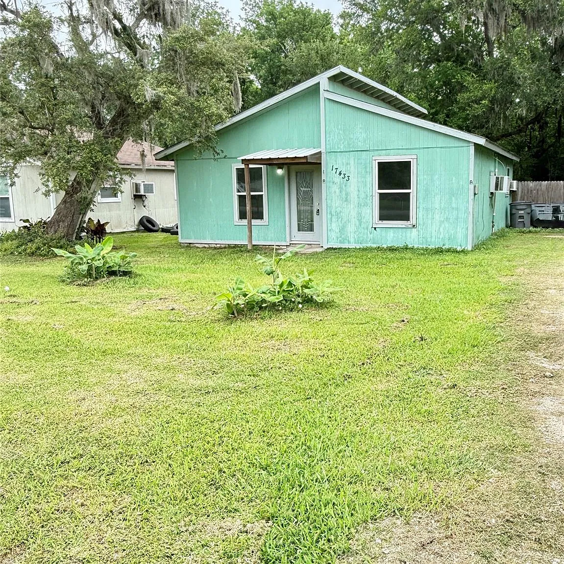 3 bed, 1.0 bath, 808 sqft, $900 — Photo 1