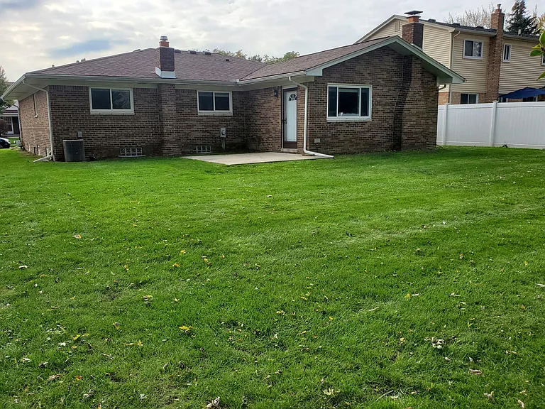 1565 Lakewood Dr — Photo 2