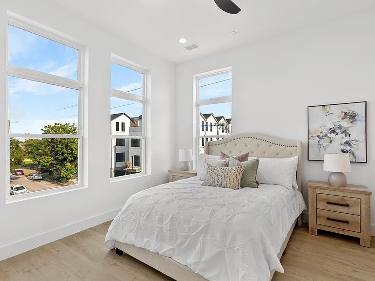 723 W 10th St #108 — Photo 18