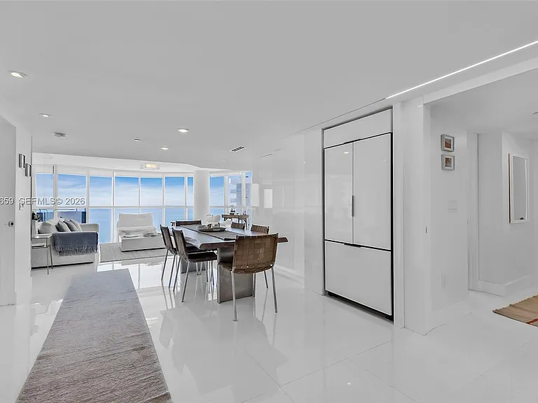 6301 Collins Ave #2103 — Photo 2