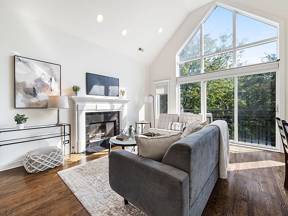 2nd image of 902 N Hermitage Ave #3