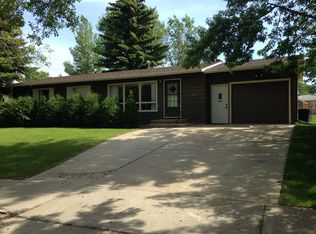 1948 Skyline Dr, Minot, ND 58703