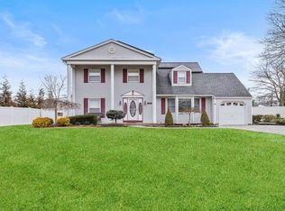 159 Cirrus Rd, Holbrook, NY 11741