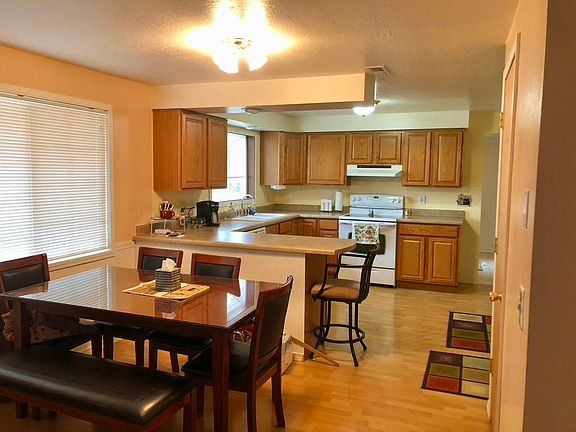 kitchen w/dishwasher and dining area