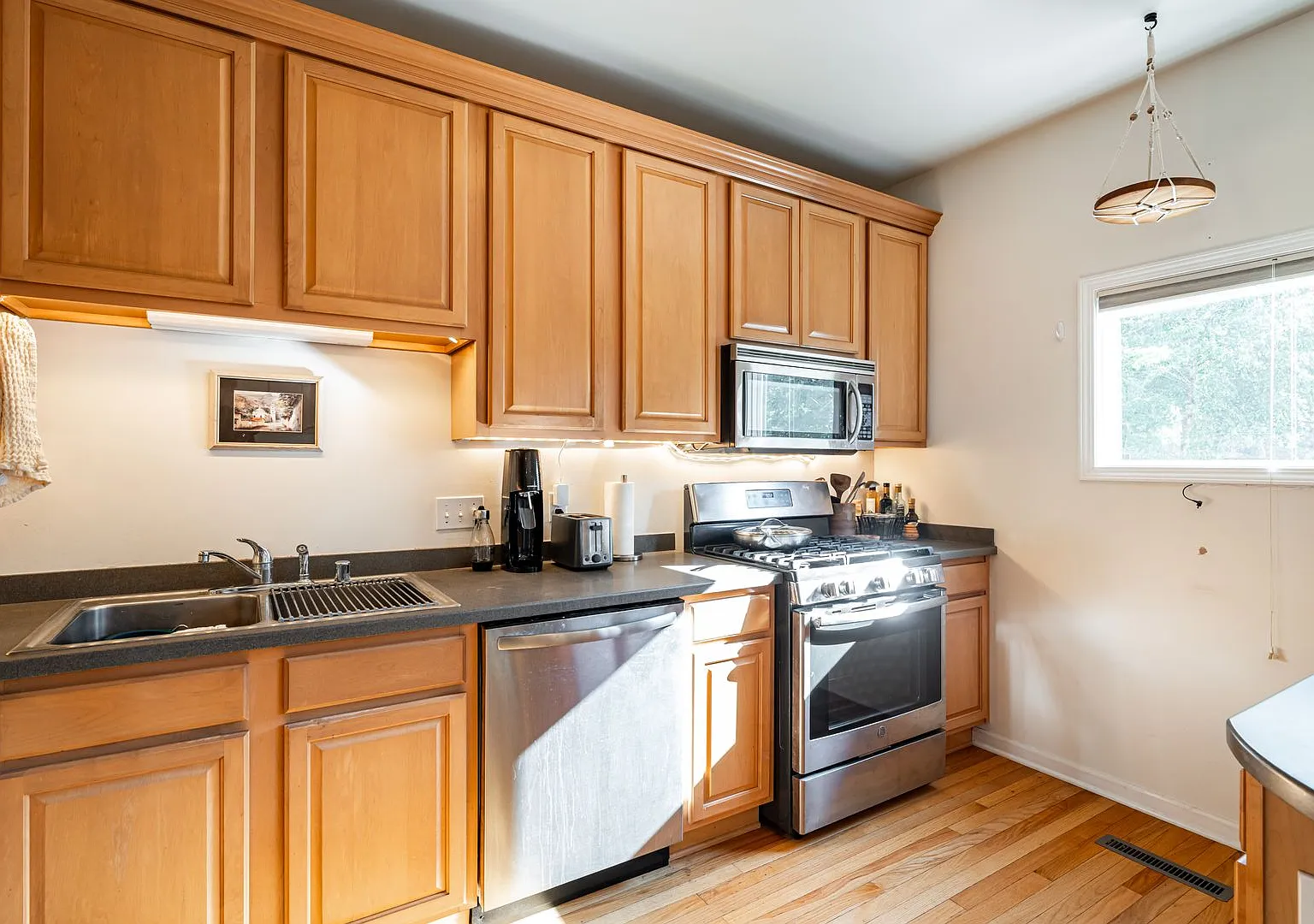 Live steps from Lake Michigan in this spacious Harbor Park condo! — Photo 4