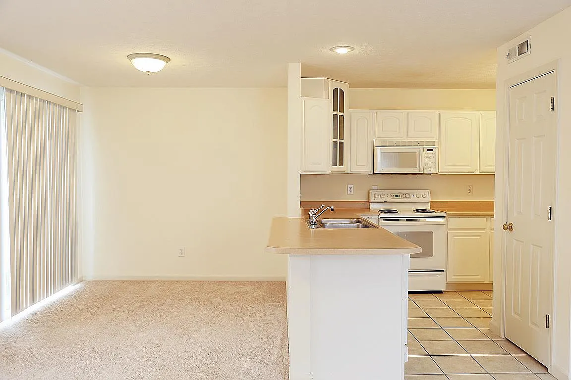 3 bed, 2.5 bath, 1256 sqft, $1,600 — Photo 2