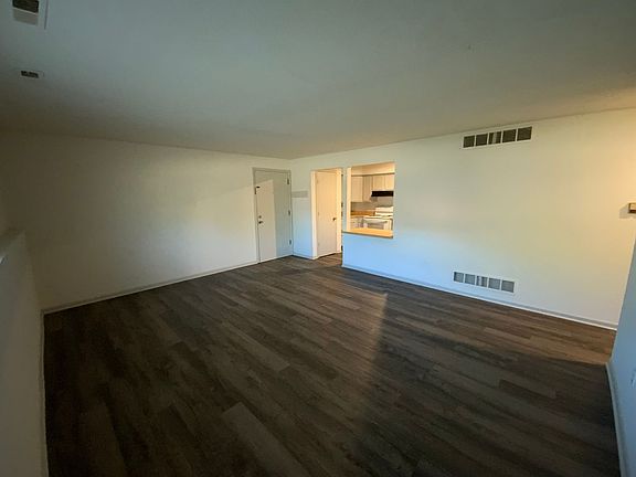 4th image of 507 Columbia Dr APT L