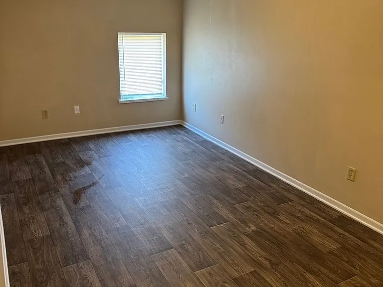 205 Broadway St S — Photo 3