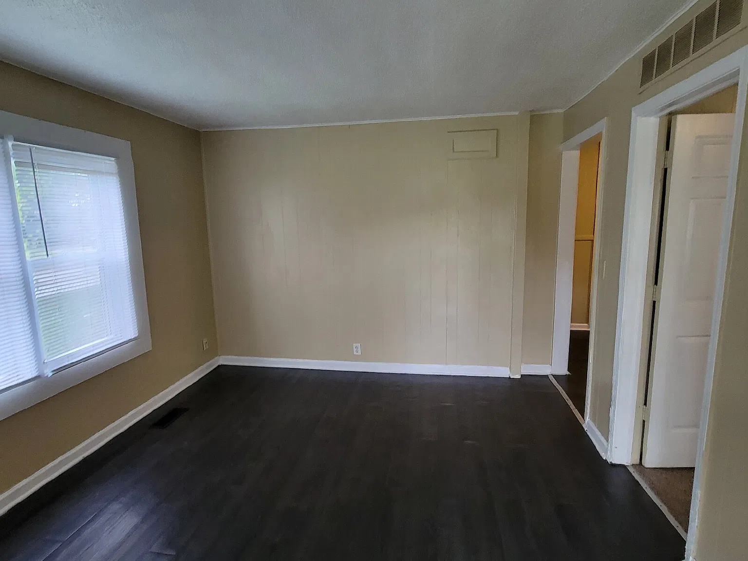 3 bed, 1.0 bath, $1,090 — Photo 3