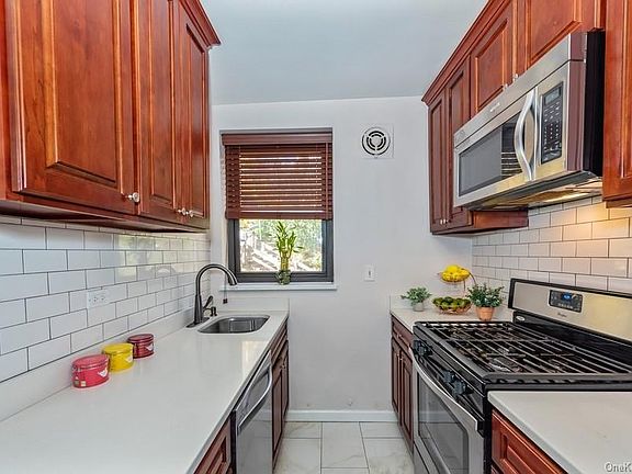3rd image of 50 Rockledge Rd APT 2B