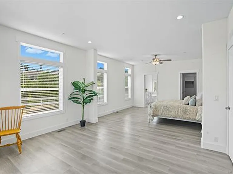 2080 Curtis Dr — Photo 9